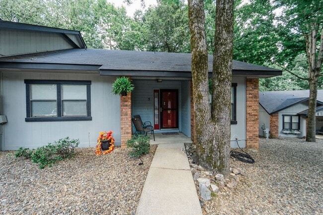 Building Photo - Come and enjoy your stay at this clean and... Rental
