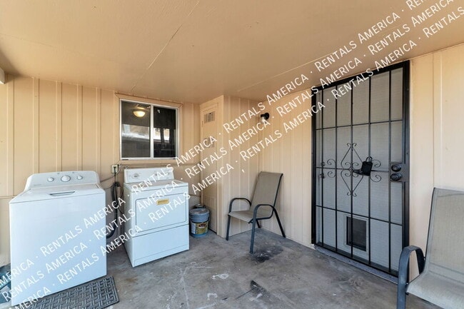 Photo - 1830 E 8th St