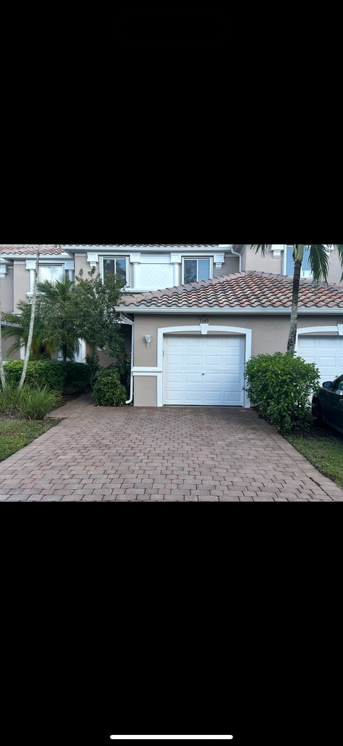 Townhouse with Amenities Galore: 3 BR / 2.5 Bath In The Colonnade Community
