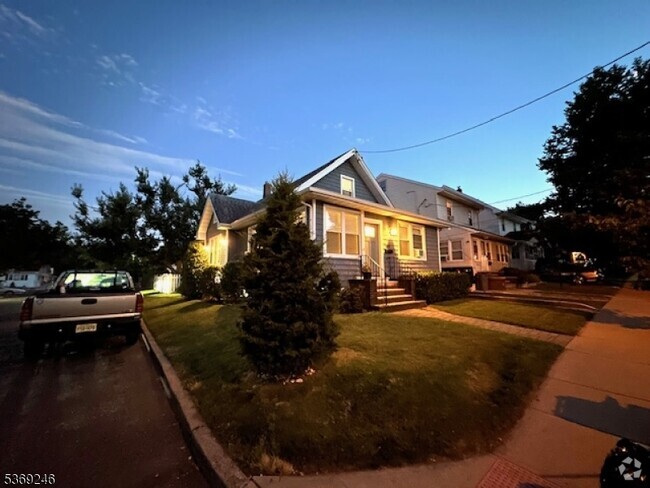 Building Photo - 191 E 9th St Rental
