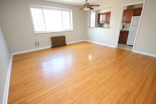 Hardwood 2 Bedroom - FRIENDSHIP COURT -- 162