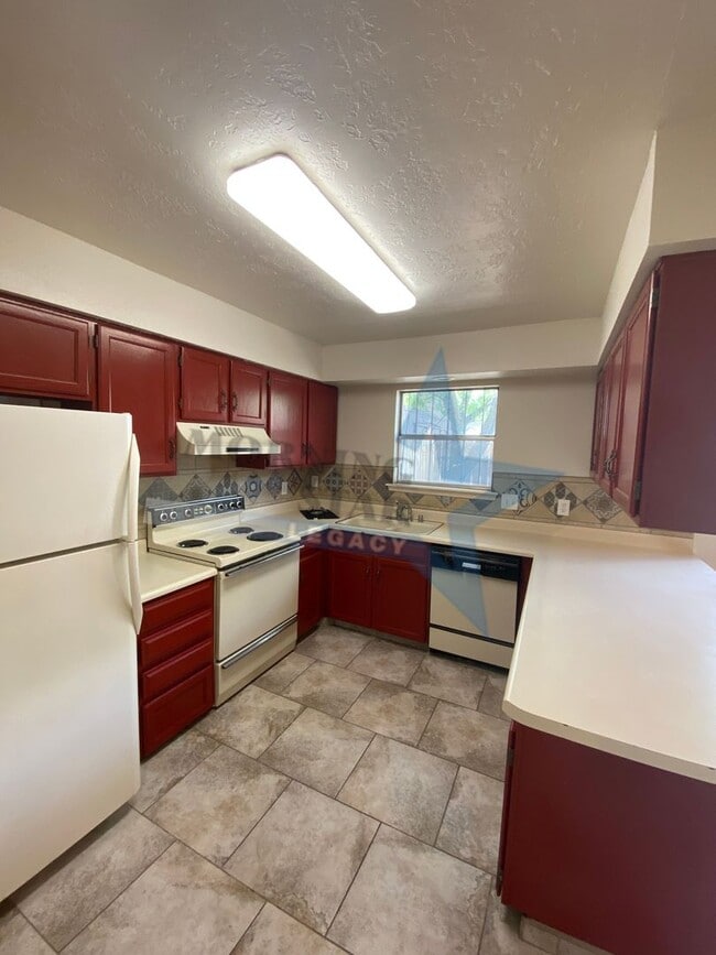 Building Photo - 3 bed condo W/ yard!