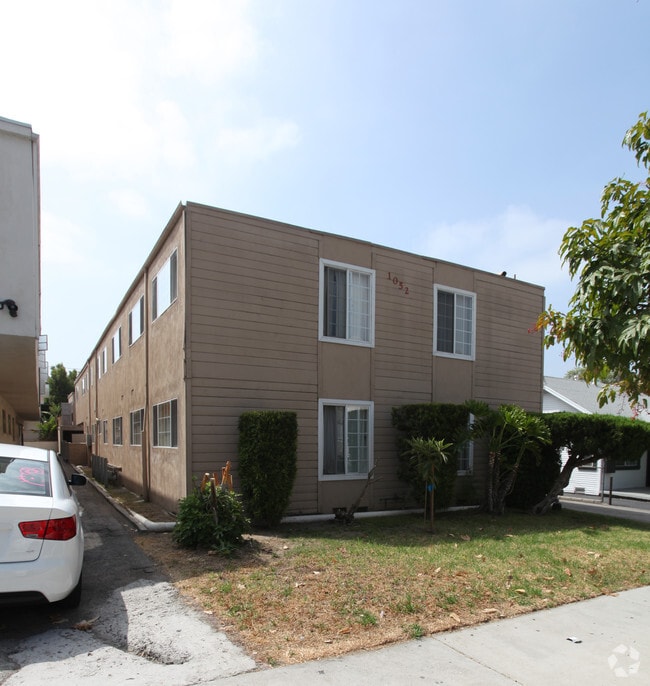 1052 Justin Ave