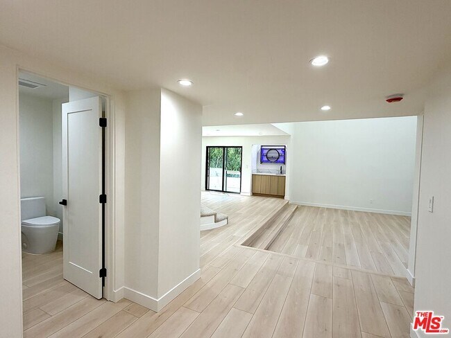 5237 Newcastle Ave Unit 305