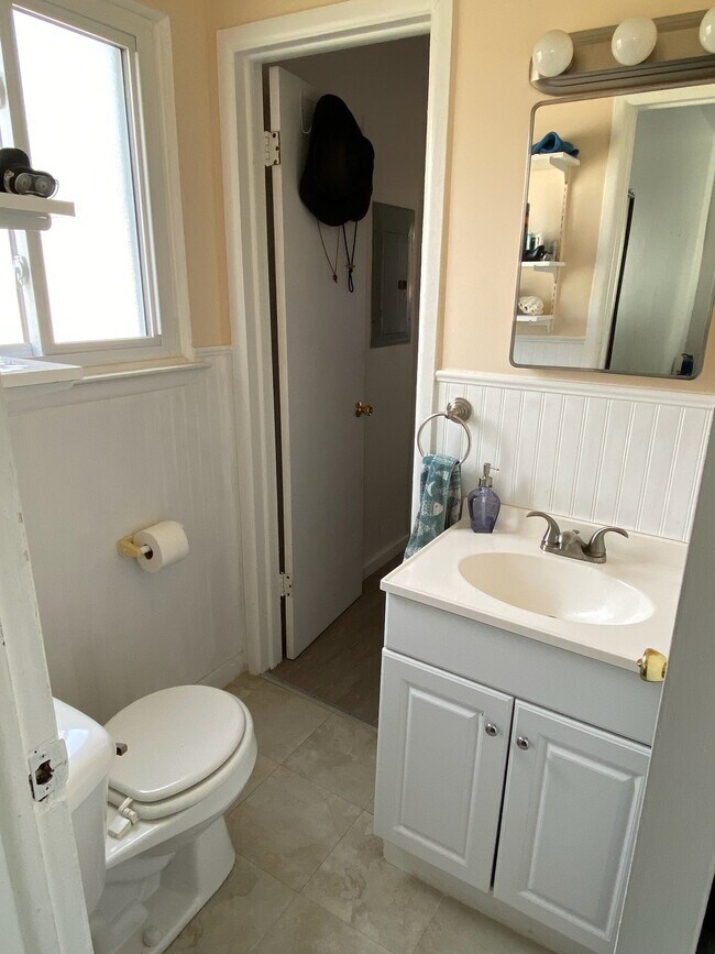 Maestro 1/2 baño - 760 Eugene Ave