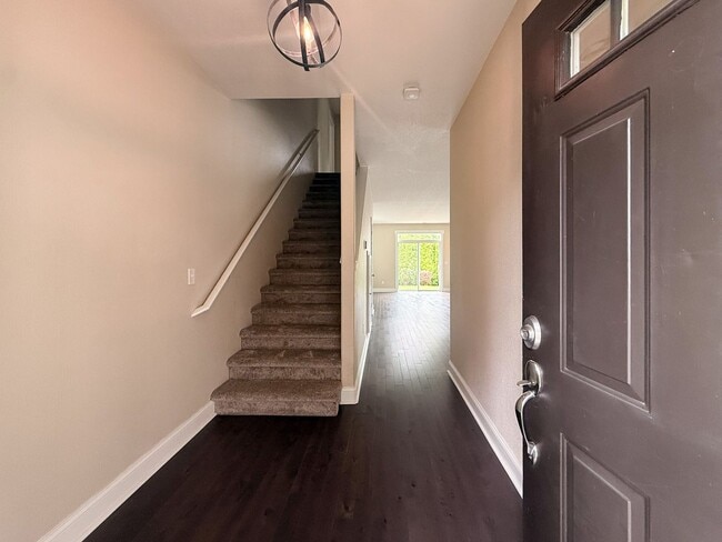 Photo - 1385 Glacier View St SE