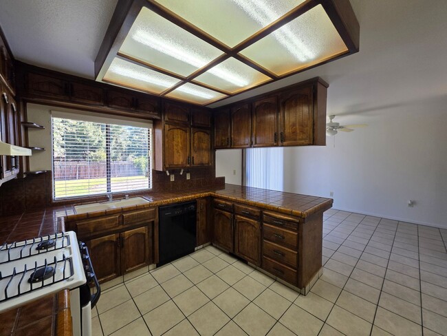 Photo - 3 Bedroom 2 Bathroom near shopping and restaurants!