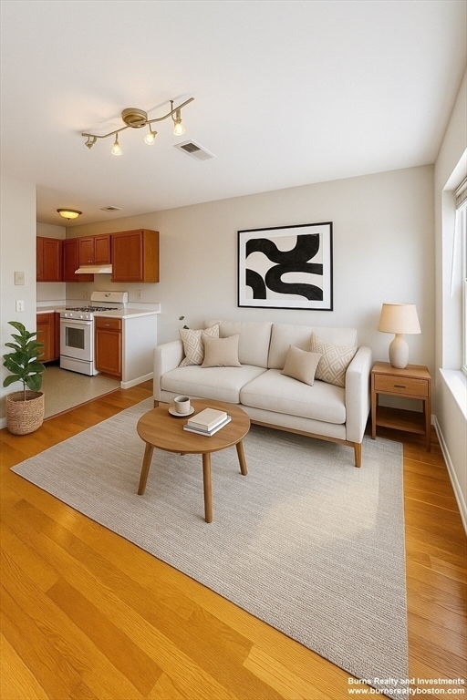 Building Photo - 506 E 8th St