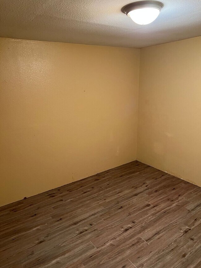 Photo - Special!! Low Deposit!!