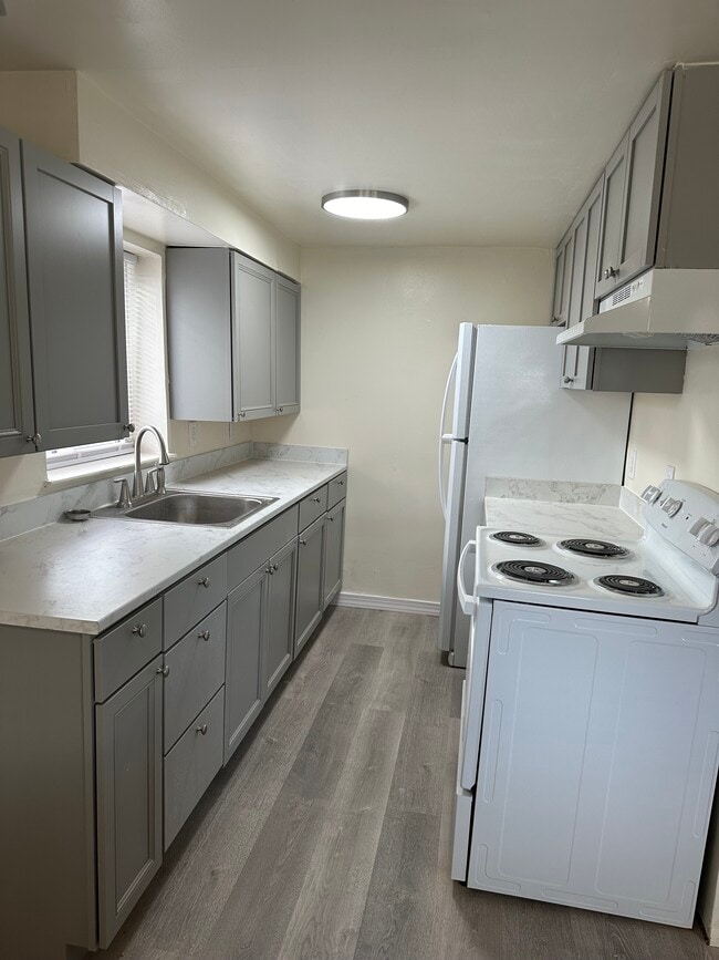 Remodeled Kitchen - Windsor Court Apartments