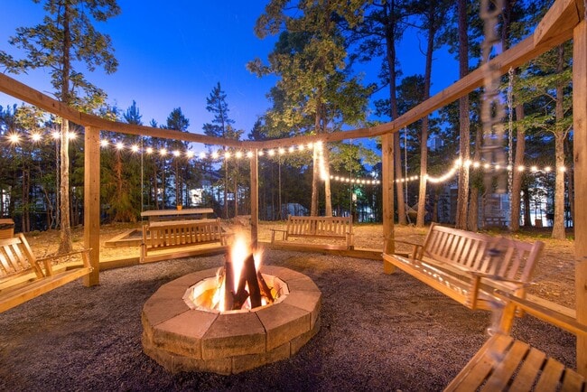 Fire Pit Area - Chenal Commons Apartments