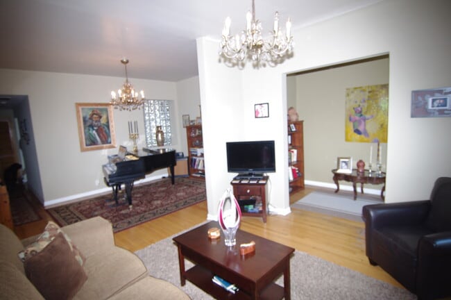Building Photo - 1520 W Sunnyside Ave Unit 1WS