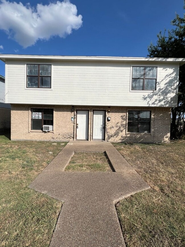Building Photo - 2 Bed/ 1.5 Bath Townhouse