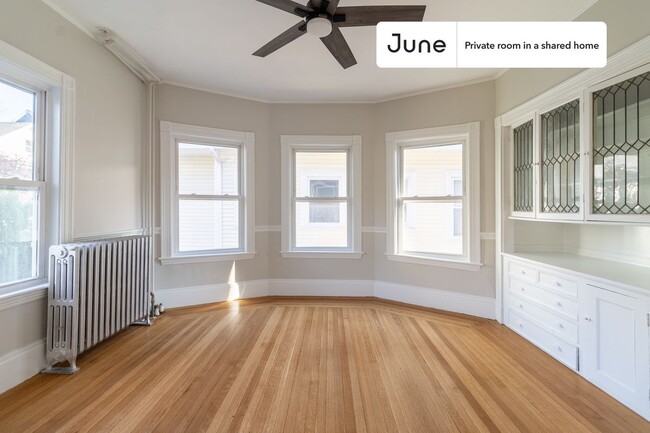 Building Photo - Private bedroom in 5 bed/2 bath Home