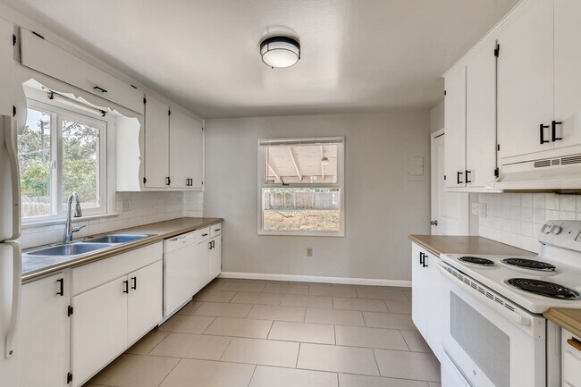 Photo - 3 Bedroom 2 Bathroom Denver Home with Bonu...