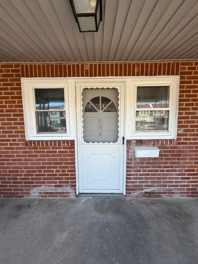 Photo - 884 Bridge St