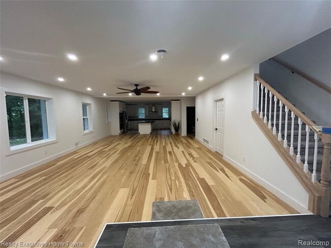 Photo - 7226 Lakeshore Rd