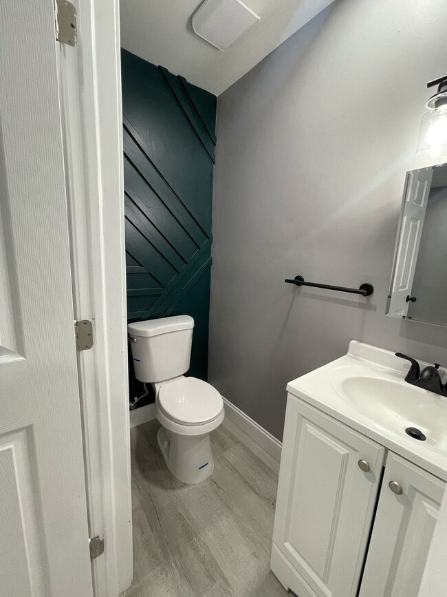 HALF BATH - 1937 Buckius St