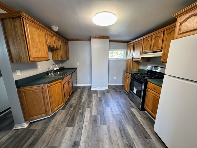 Building Photo - 2 bed 1.5 bath - Great Mt. Washington loca... Rental