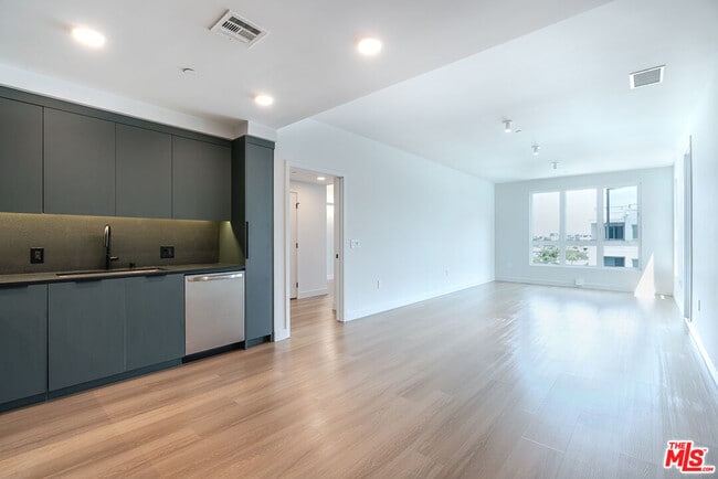 Building Photo - 10601 Washington Blvd Unit 735 Rental