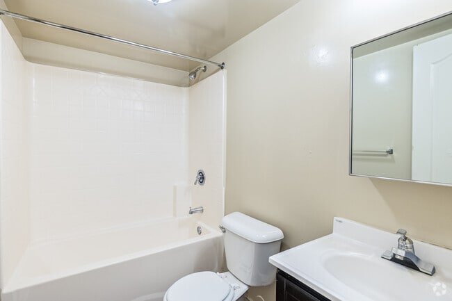 2BA, 1BA - 735SF - Bathroom