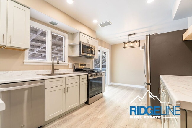 Photo - 204 19th Ave NW