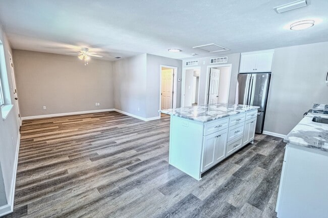 Photo - Renovated 2 bed/ 1 bath! Unidad 12