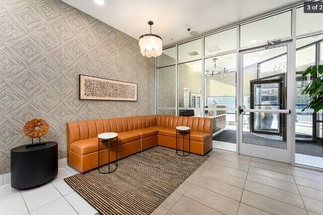 Photo - 2555 N Clark St