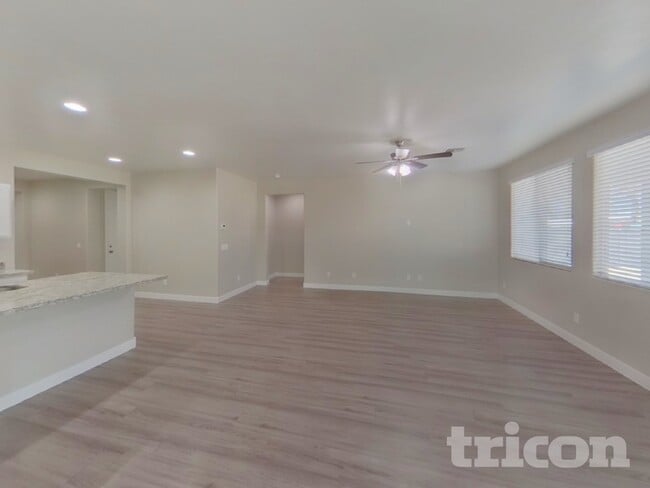 Photo - 2618 E Danbury Rd