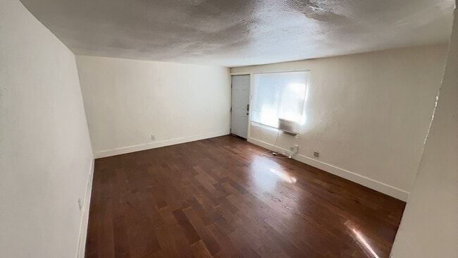 Photo - Beautiful Two bedroom , Holladay; 800 sq ft; New Flooring Unidad 2