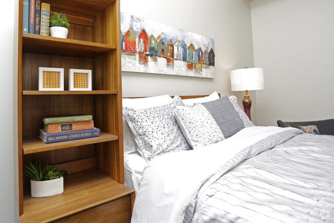 Photo - Giani Building