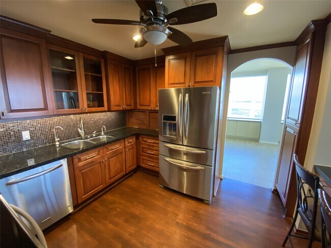 Photo - 14 Greenway Plz Unit 13R