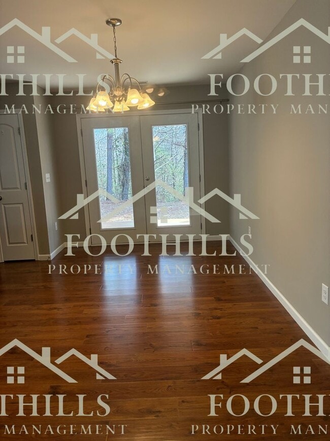 Photo - 118 Gallant Ln