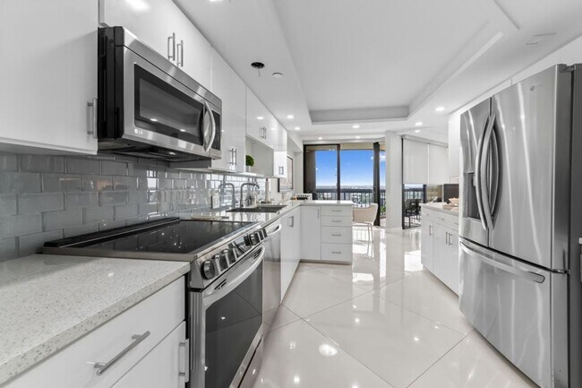 Building Photo - 1900 Consulate Pl