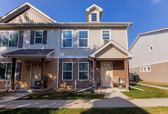 Building Photo - END UNIT!! 3 Bedroom, 2.5 Bathroom Townhome in West Des Moines!