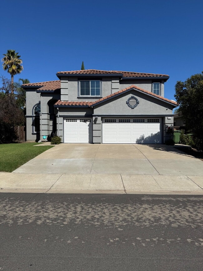 Building Photo - Beautiful 4 Bedroom, 3 Full Bath in Perfec...