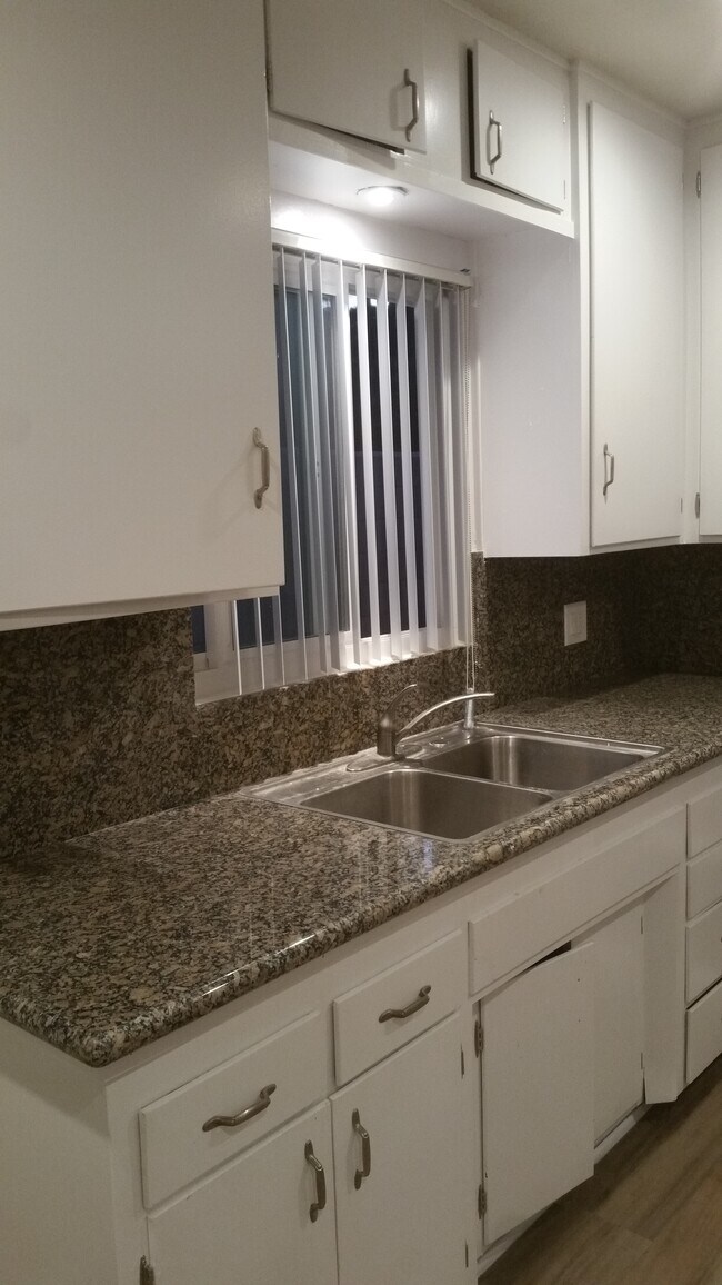 Encimera de granito - 25452 Cole St Unidad Cole Street