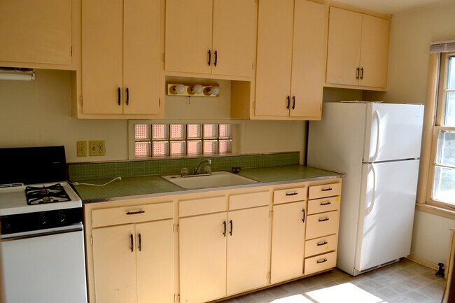 Photo - 2737 Lynn Ter