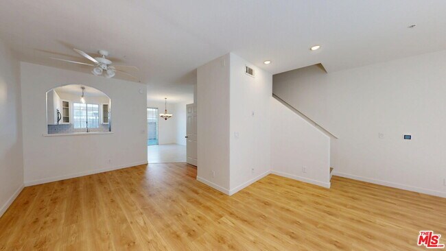 Photo - 18347 Saticoy St Unit 31