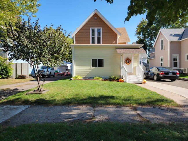 Front Yard - 1835 Quincy St NE Townhome