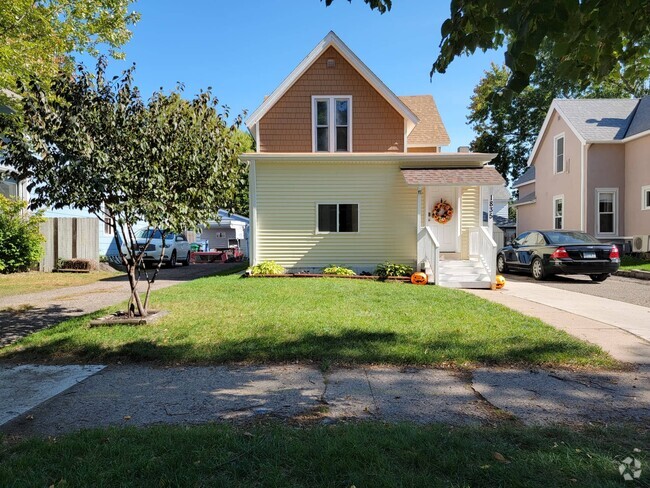 Building Photo - 1835 Quincy St NE Rental