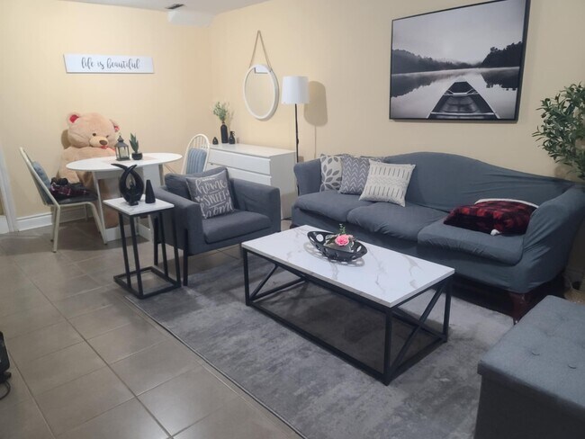 Photo - Spacious 1 Bedroom Apartment for rent  Bathurst- Lawrence