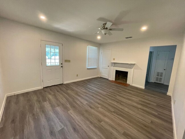 Photo - 208 Parkway W