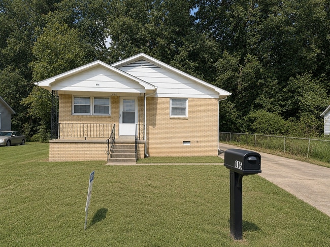 Building Photo - 616 N 13th Ave
