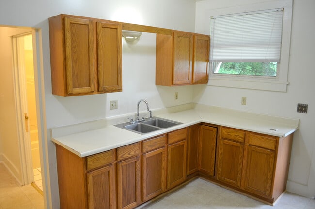 Photo - 17360 Riverside Dr Unit Apt D