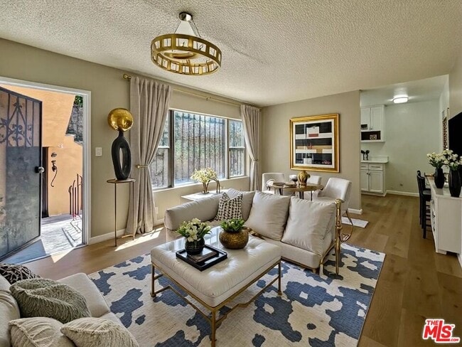 Building Photo - 533 W 75th St Unit 3