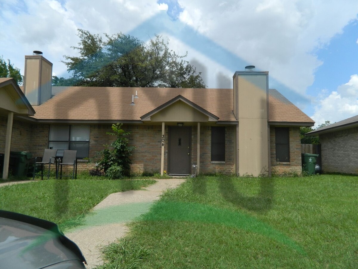 Photo - 304 Shady Valley Dr