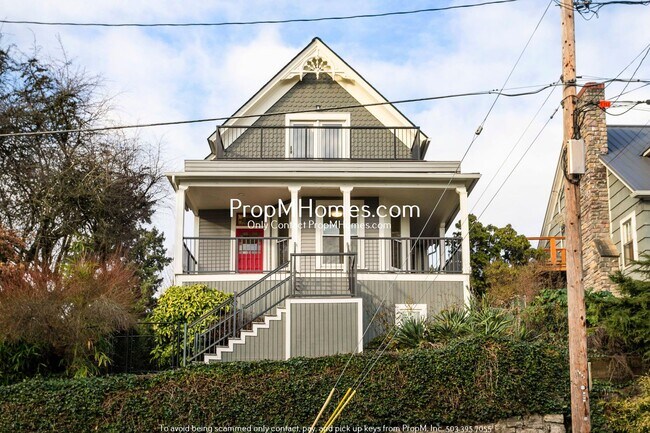 Building Photo - Updated Lair Hill Victorian with Willamette River & Mt Hood Views!