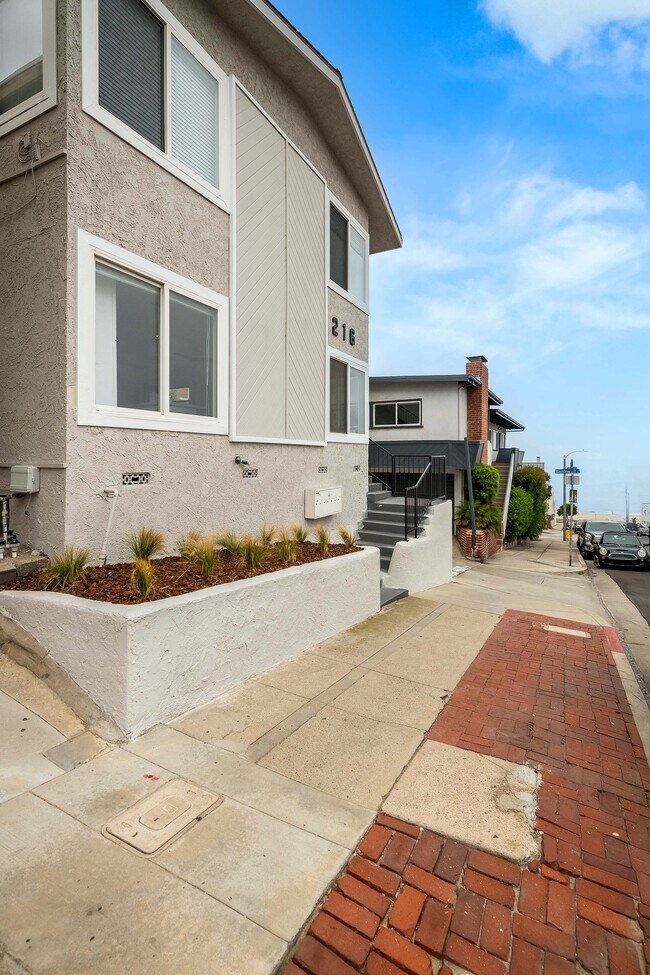 Front of Building - 216 Rosecrans Ave Unit A