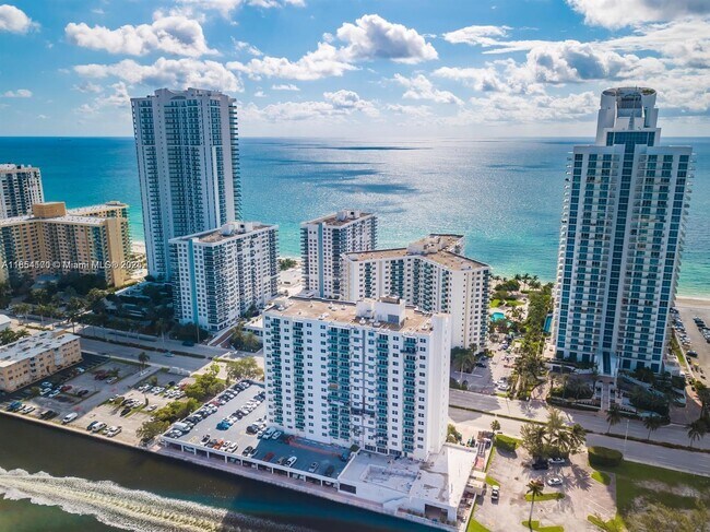 Building Photo - 3001 S Ocean Dr Unit 903 Rental